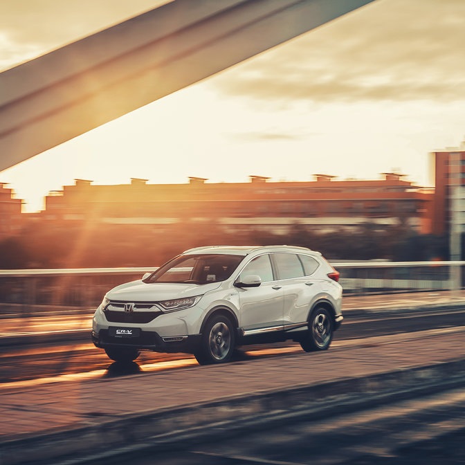 Widok z boku na Hondę CR-V Hybrid na ulicy.