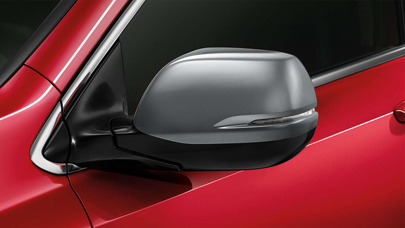 Honda CR-V Hybrid — zbliżenie przedstawiające nakładki na lusterka.