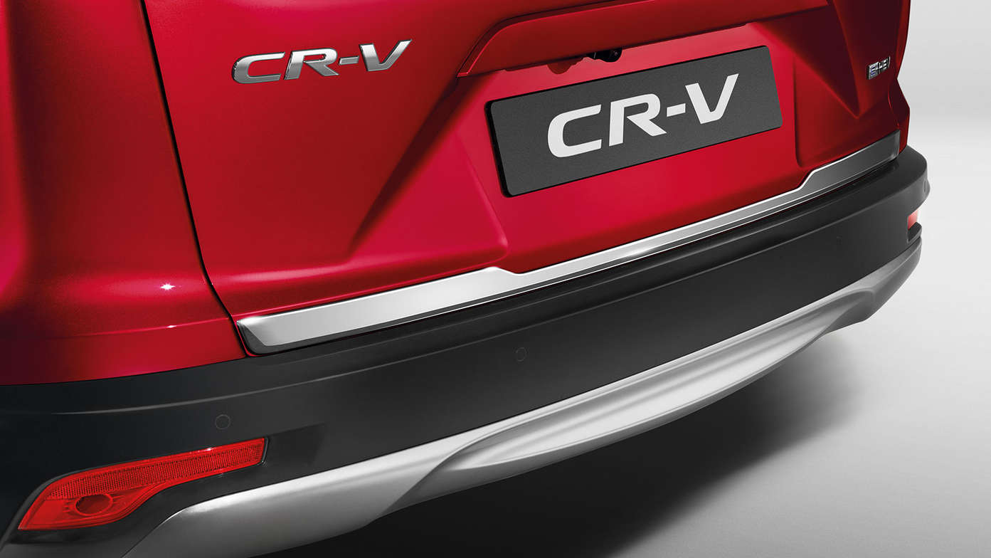 Honda CR-V Hybrid — zbliżenie przedstawiające elementy dekoracyjne pokrywy bagażnika.