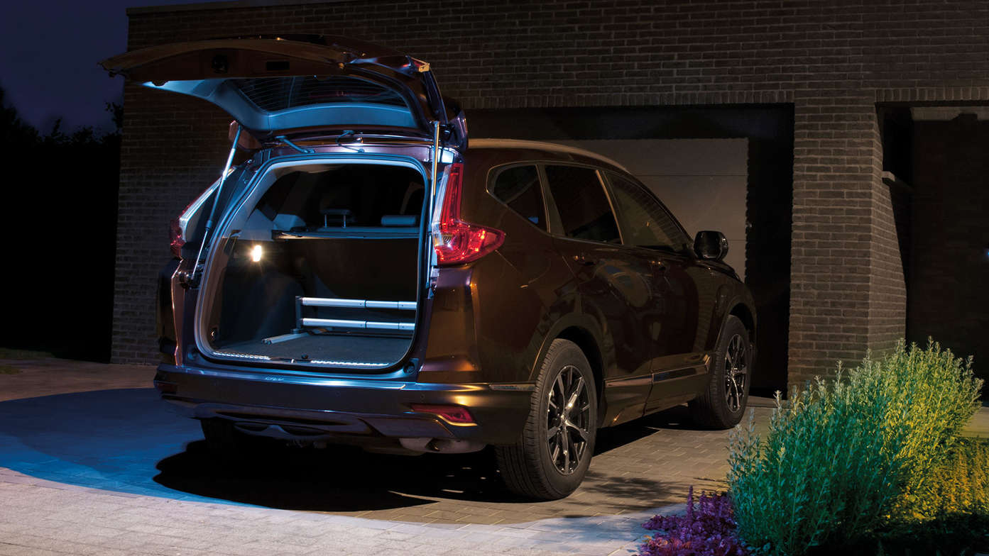 Widok z tyłu na Hondę CR-V Hybrid z nowym podświetleniem pokrywy bagażnika