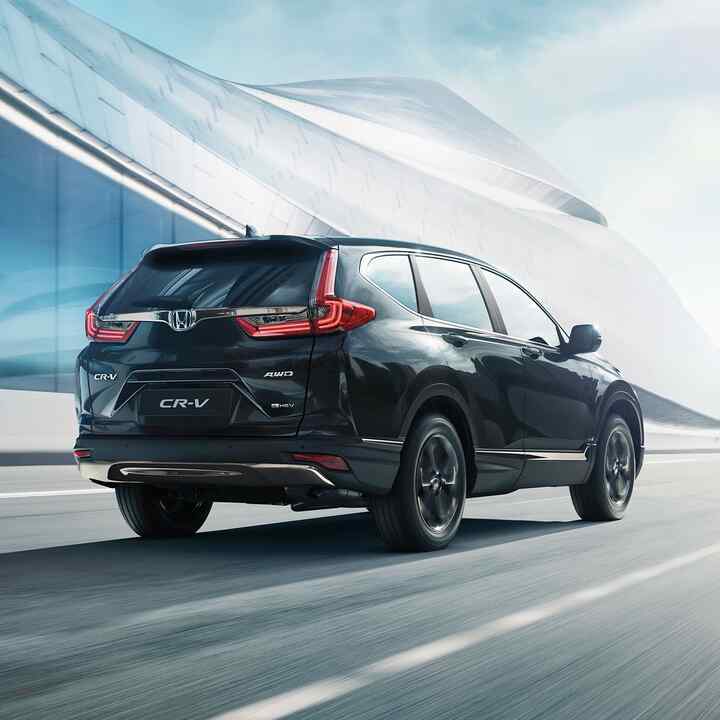 Widok z tyłu z boku na Hondę CR-V Hybrid Sportline