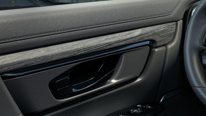 Honda CR-V Black - panele drzwi i konsola wykonane z drewna z efektem ziarnistości
