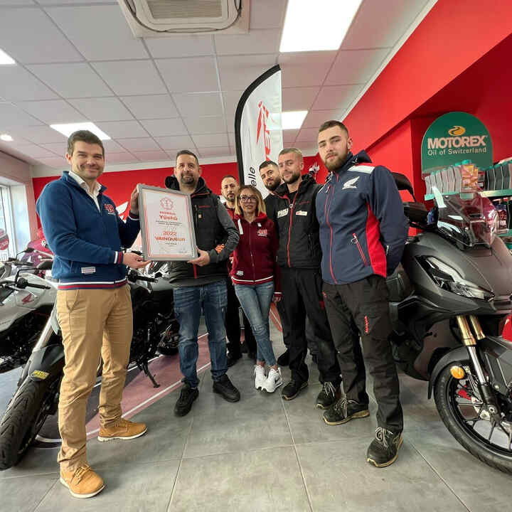 Dealerzy motocykli Honda świętujący zdobycie nagród.