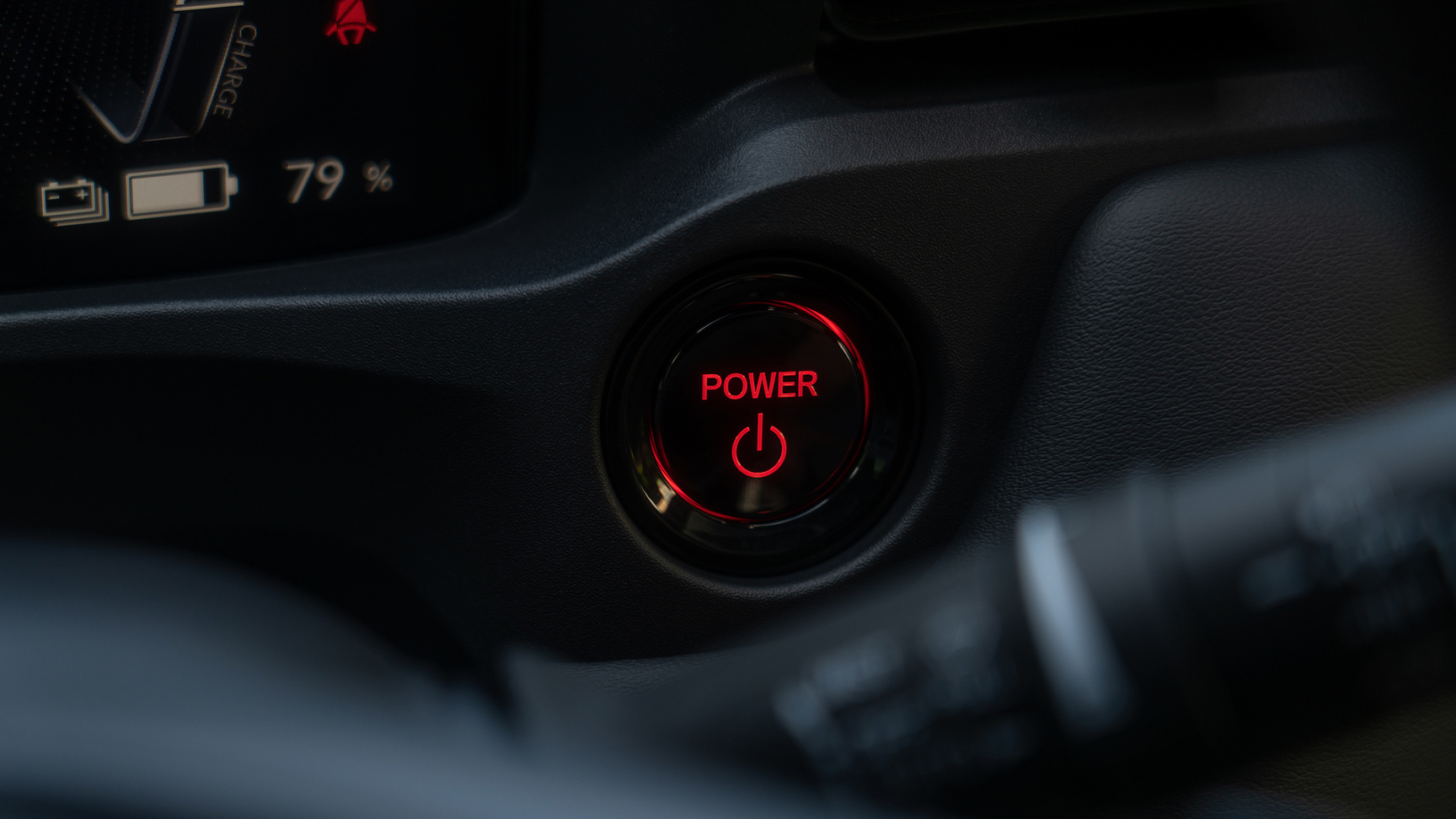 Zbliżenie na przycisk zapłonu w Hondzie e:Ny1.