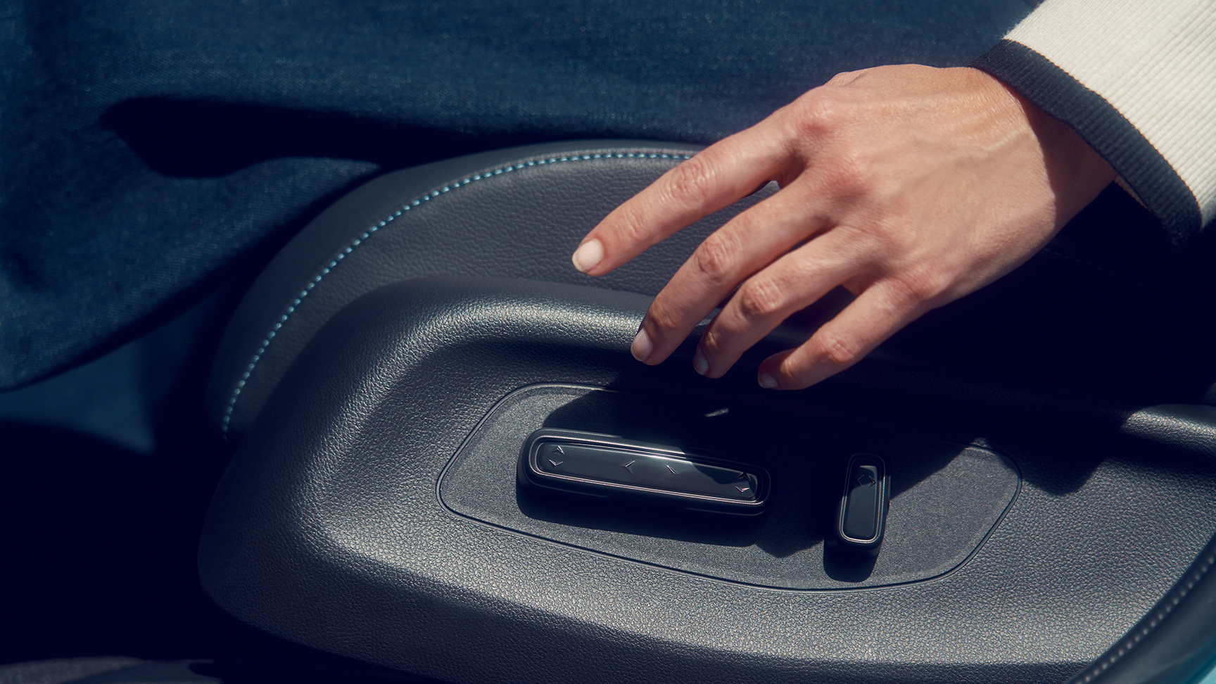 Zbliżenie na funkcję rozkładania fotela w Hondzie e:Ny1.