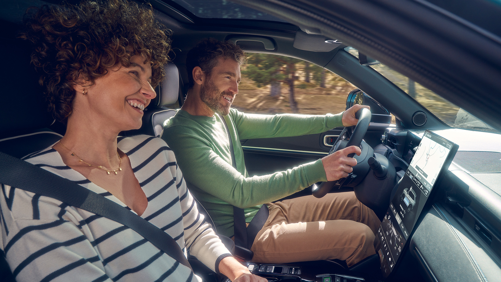 Para jadąca Hondą e:Ny1 na lokalnych drogach. 