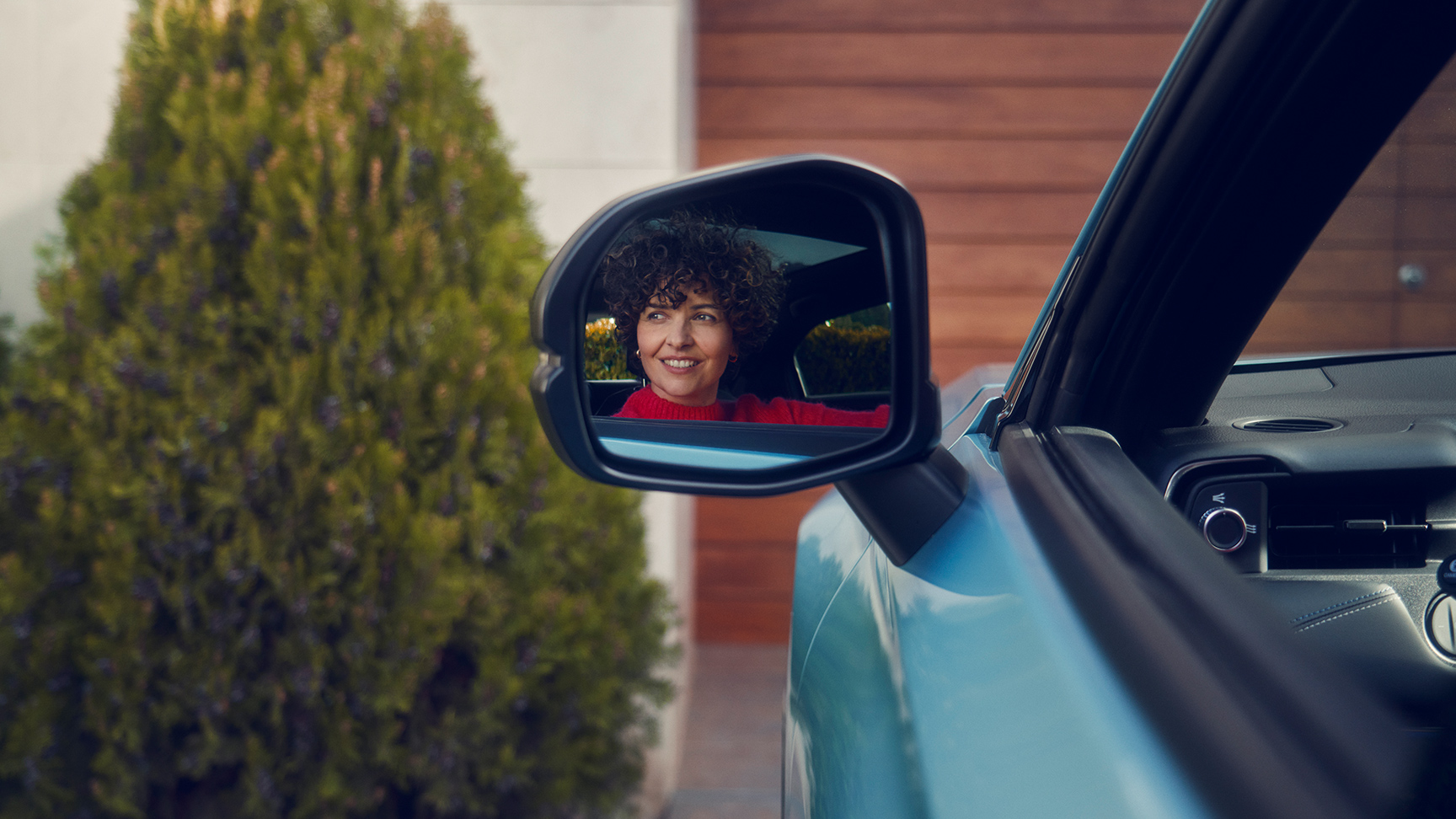 Odbicie kobiet w zewnętrznym lusterku wstecznym Hondy e:Ny1.