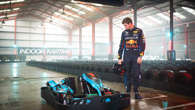 Max Verstappen spogląda na kryty gokart.