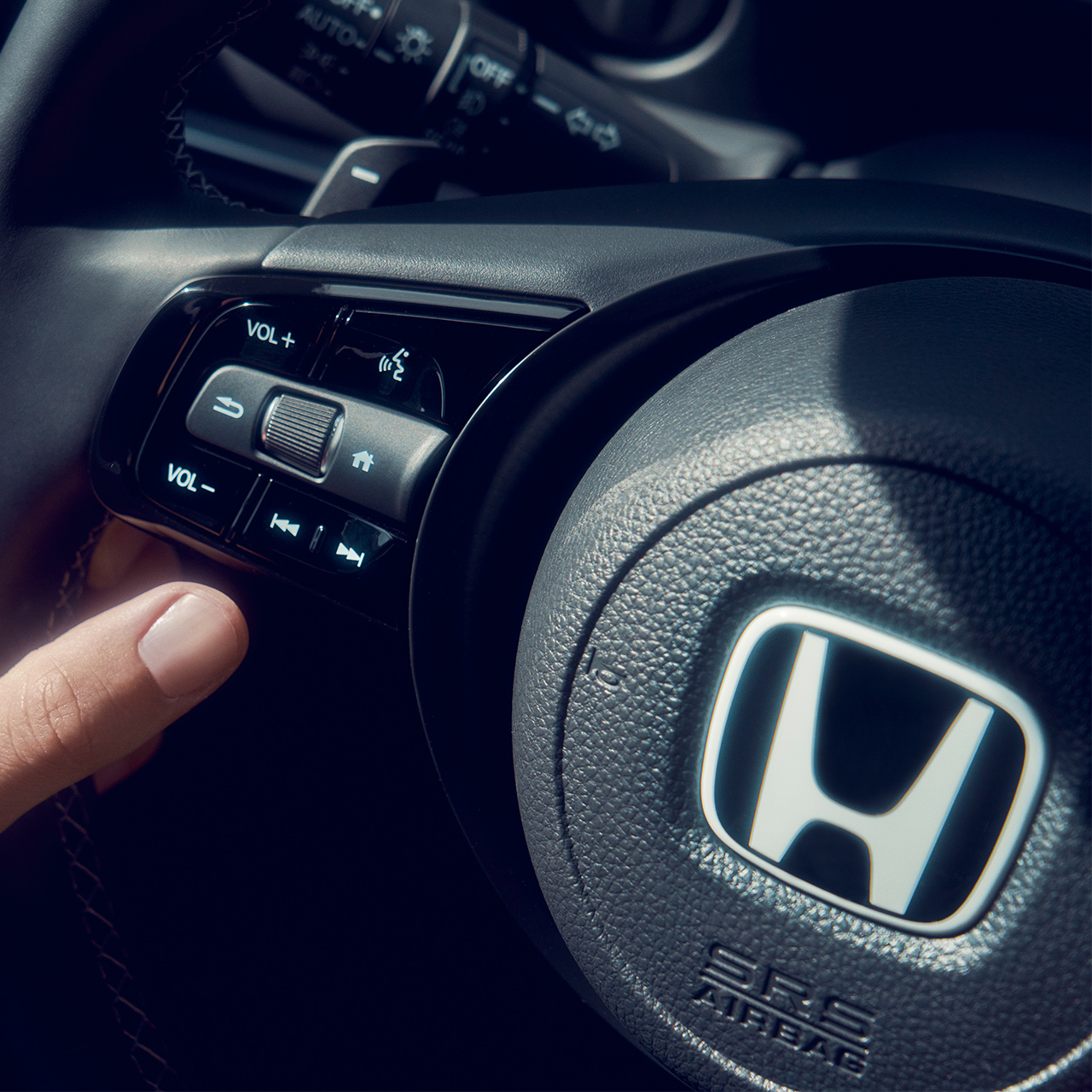 Zbliżenie na nowy emblemat honda w Hondzie e:Ny1.