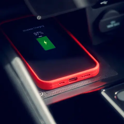 Rodzina siedząca wewnątrz Hondy e:Ny1.