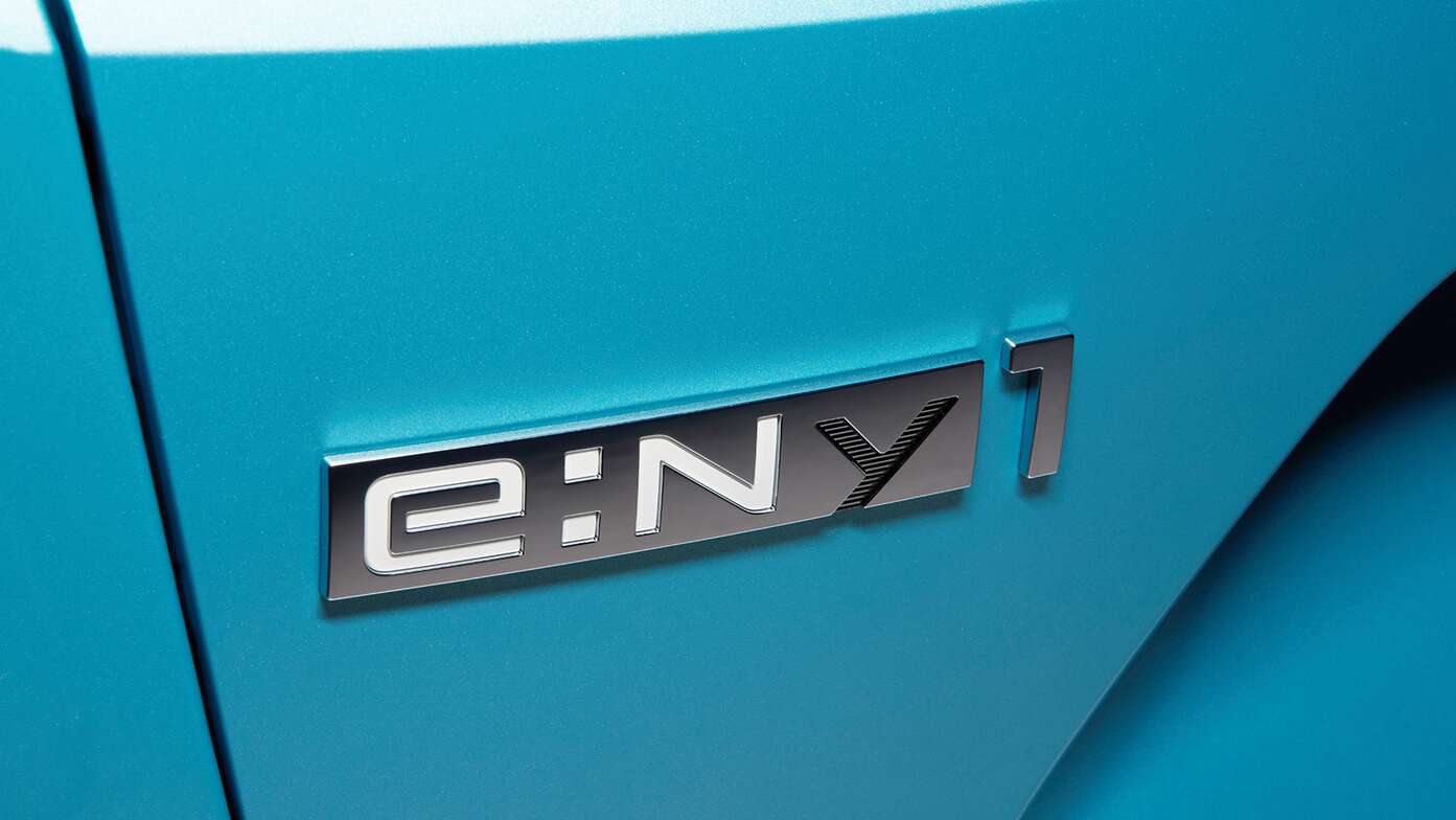 Zbliżenie na nowe logo Hondy e:Ny1.