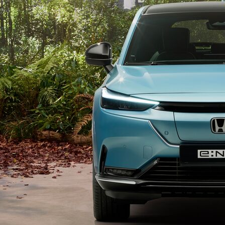 Zbliżenie na elementy systemu Honda Sensing w Hondzie e:Ny1