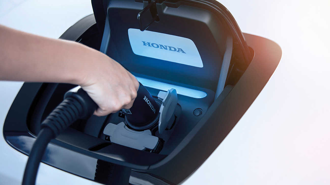 Zbliżenie na ładowarkę Honda e