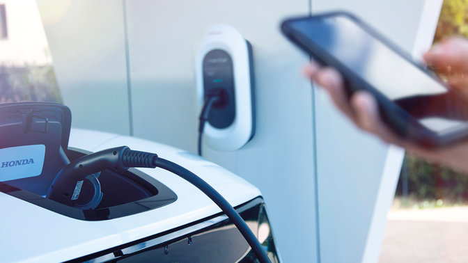 Model przedstawiający aplikację My Honda+, która przesyła aktualizacje statusu ładowania.