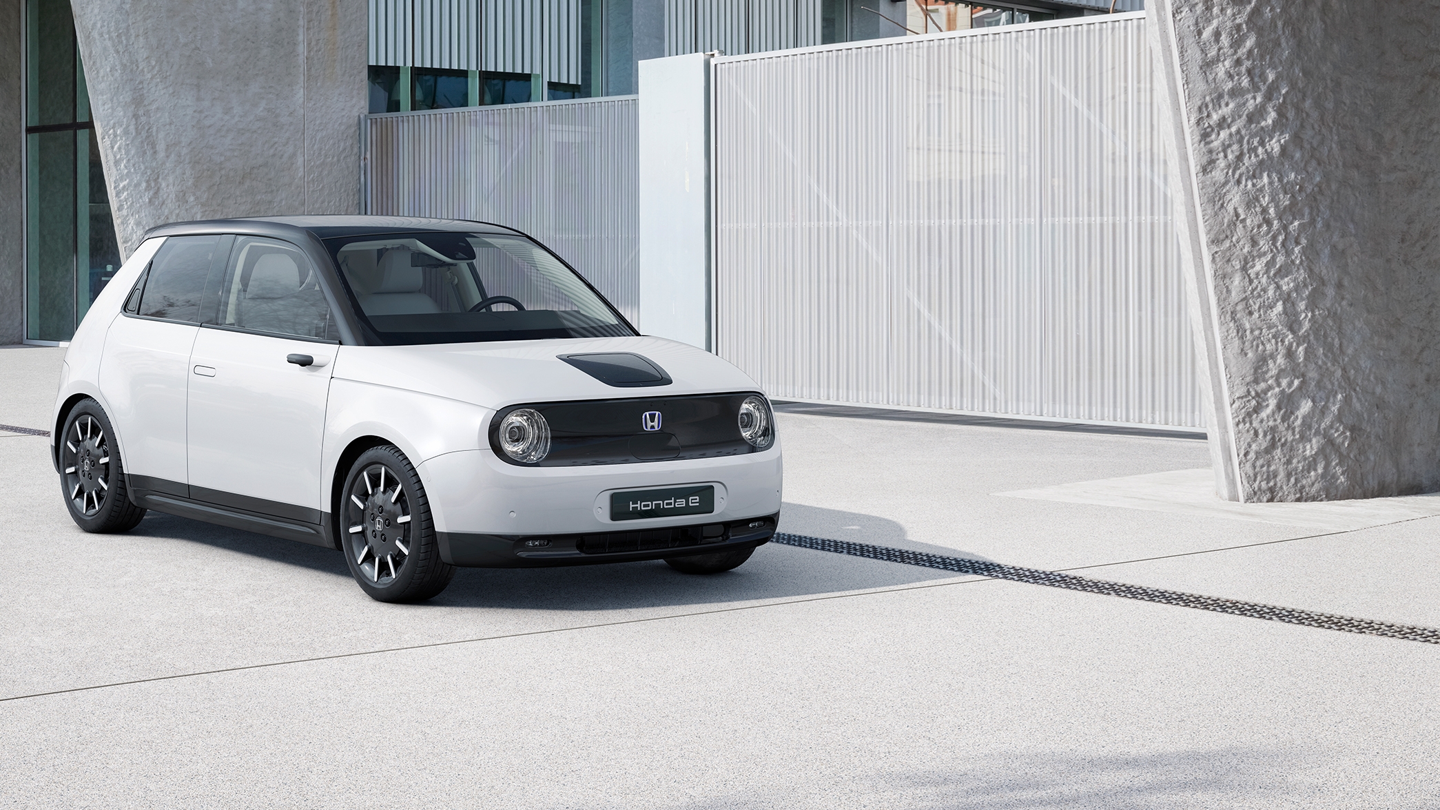 Honda e na drodze z bocznej perspektywy