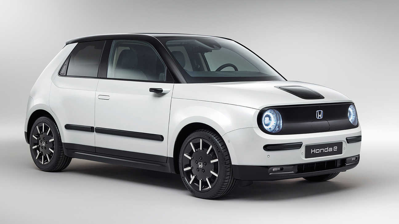 Honda e w studio – widok z przodu, z prawej strony