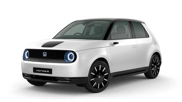 Widok z boku z przodu na Hondę e w kolorze Platinum White Pearl.
