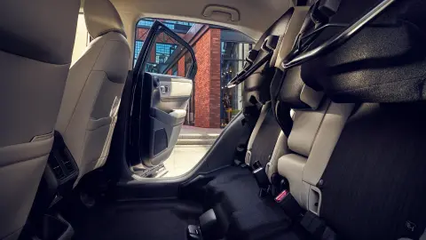 Zbliżenie na tylne siedzenia w kabinie hybrydowej Hondy HR-V.