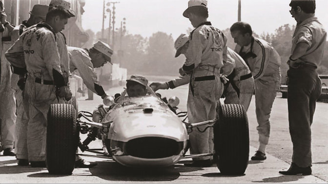 Soichiro Honda w trakcie przygotowań do naszego pierwszego wyścigu w Formule 1 w 1964, na Grand Prix Węgier.