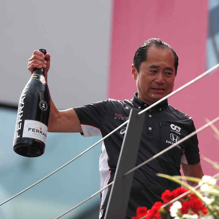 Toyoharu Tanabe trzyma butelkę szampana
