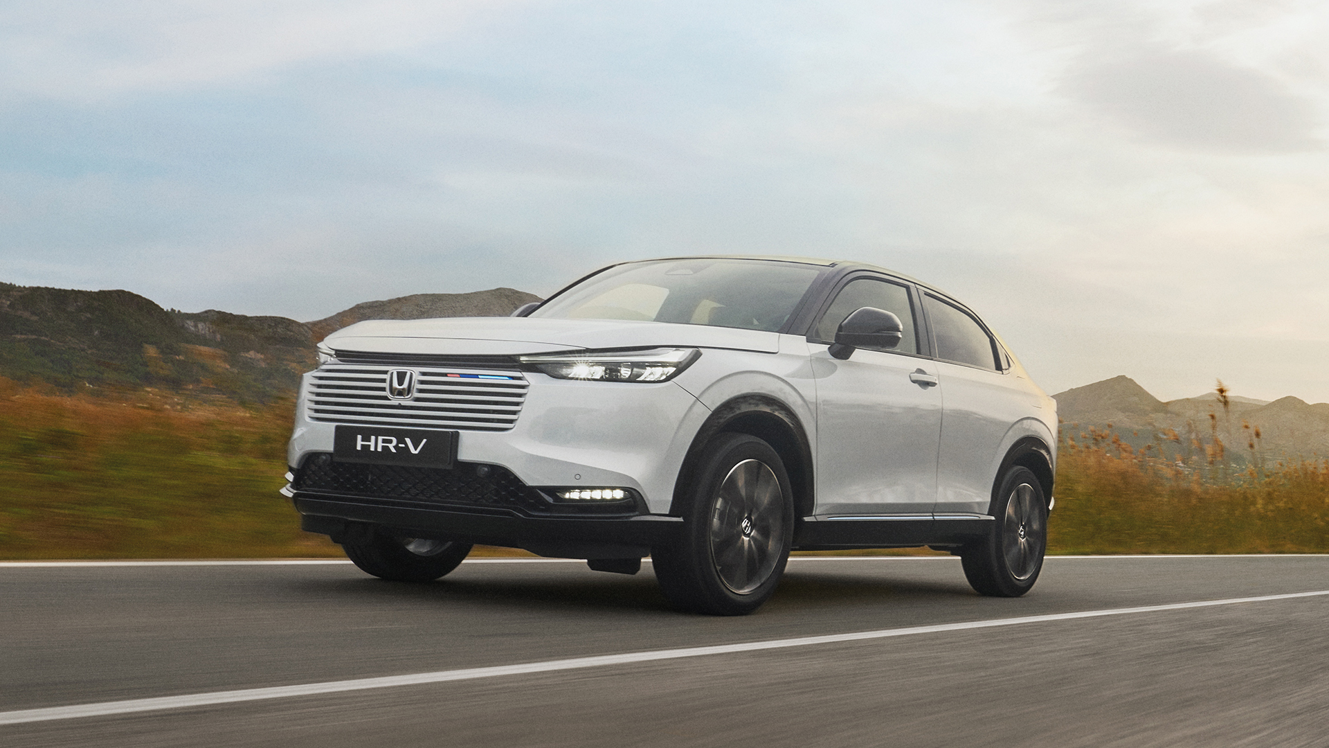 HR-V podczas jazdy po pustej drodze.