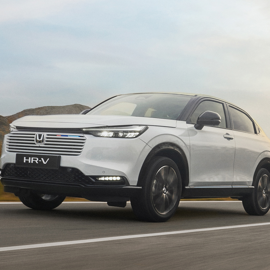 HR-V podczas jazdy po oustej drodze.