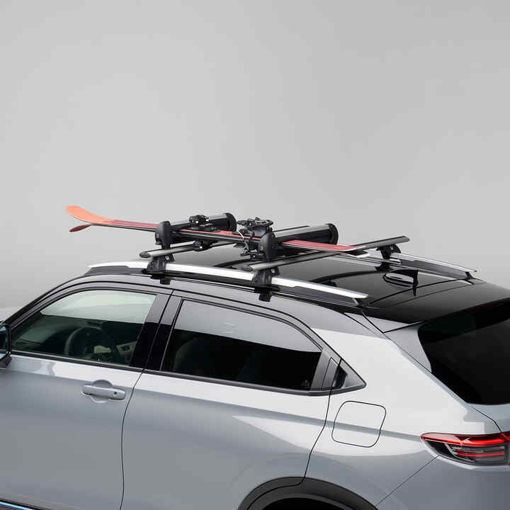 Honda HR-V z bagażnikiem do przewozu nart i desek snowboardowych