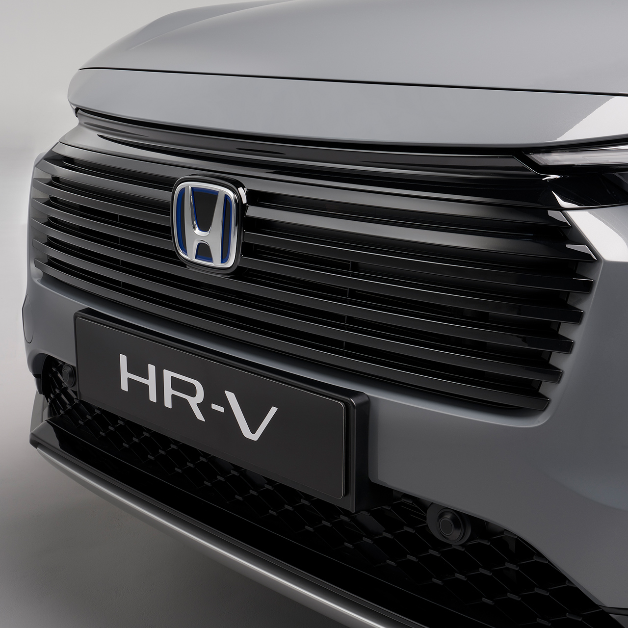 Przedni grill Hondy HR-V w kolorze błyszczącej czerni