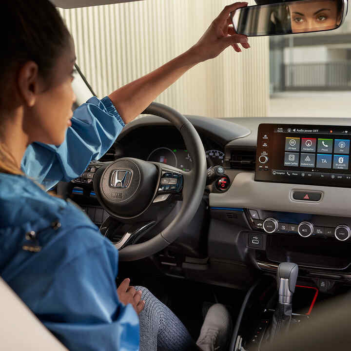 Wnętrze przedniego fotela kierowcy i deska rozdzielcza HR-V. 