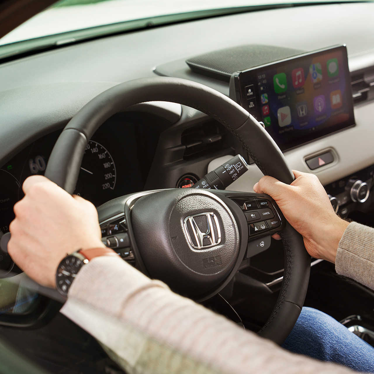 Zbliżenie na dłonie spoczywające na kierownicy w Hondzie HR-V