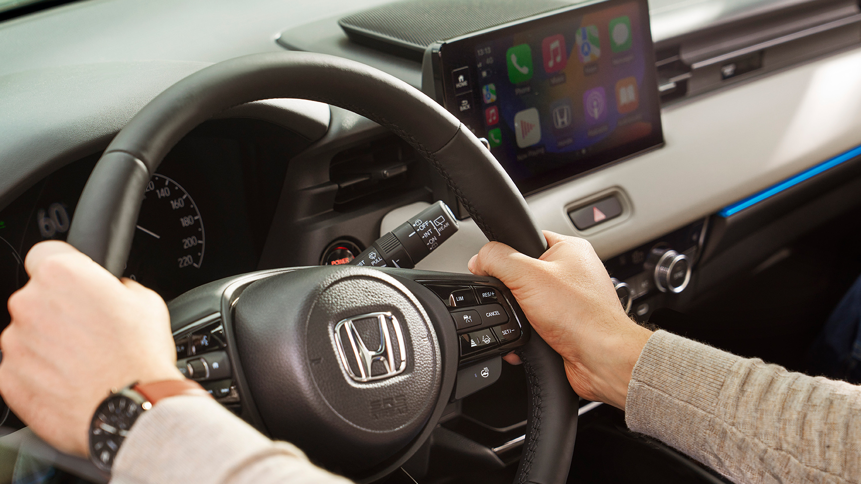 Zbliżenie na dłonie spoczywające na kierownicy w Hondzie HR-V