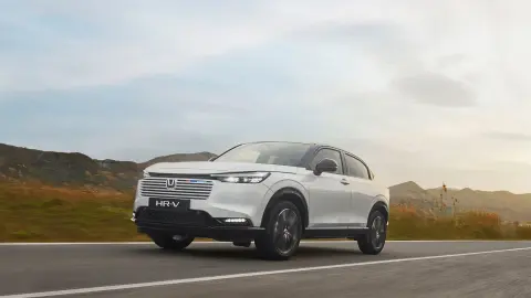 Widok z przodu z boku na Hondę HR-V jadącą w wiejskiej scenerii