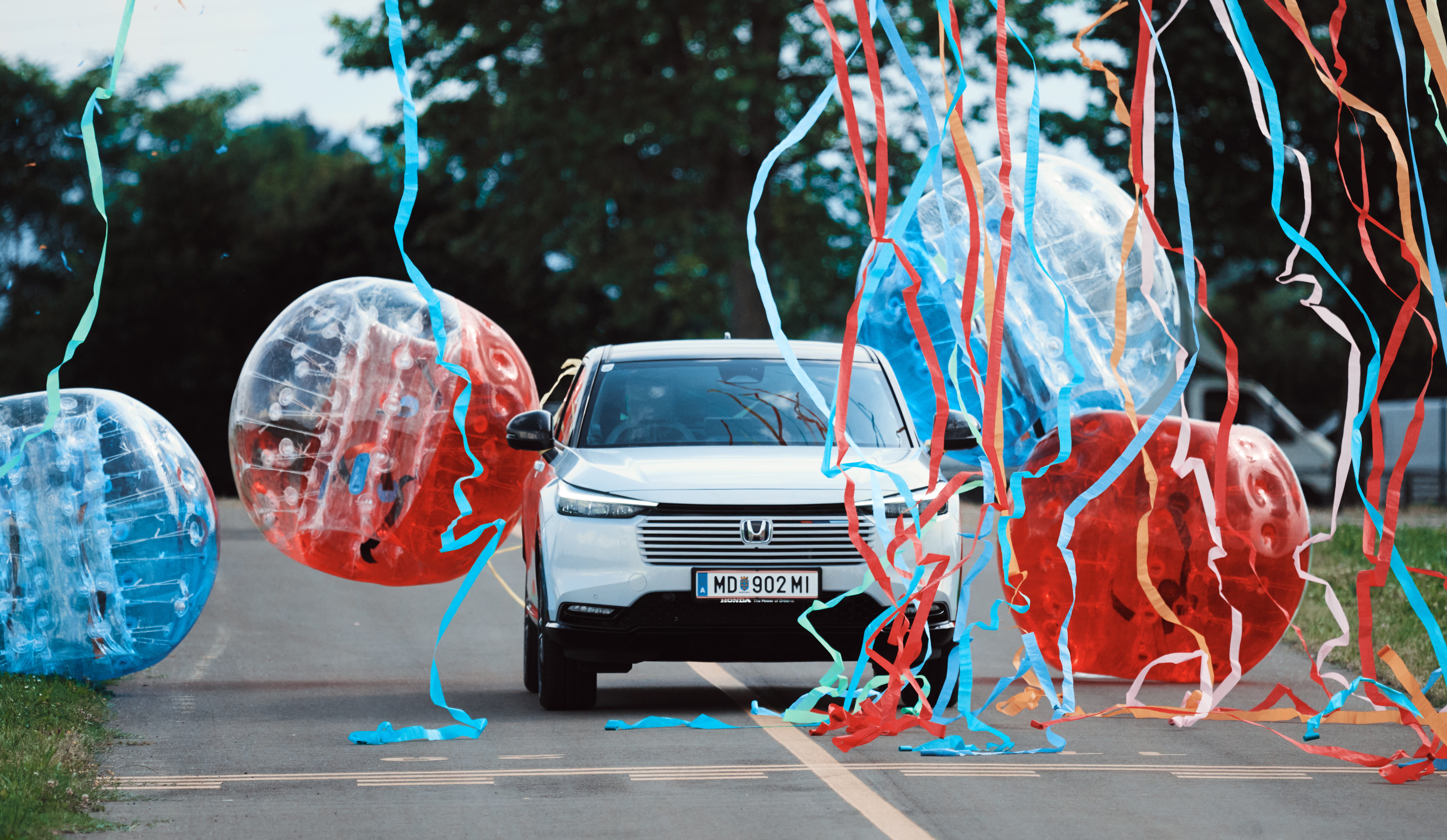 Honda HR-V przejeżdżająca przez balony