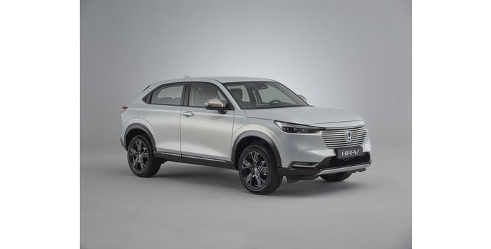 Widok z przodu z boku na Hondę HR-V Hybrid z pakietem wyposażenia zewnętrznego Ilmenite Titanium
