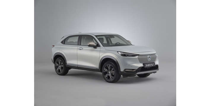 Widok z przodu z boku na Hondę HR-V Hybrid z pakietem wyposażenia zewnętrznego Ilmenite Titanium