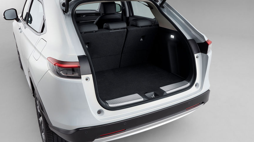 Honda HR-V Hybrid z elementami dekoracyjnymi progu bagażnika