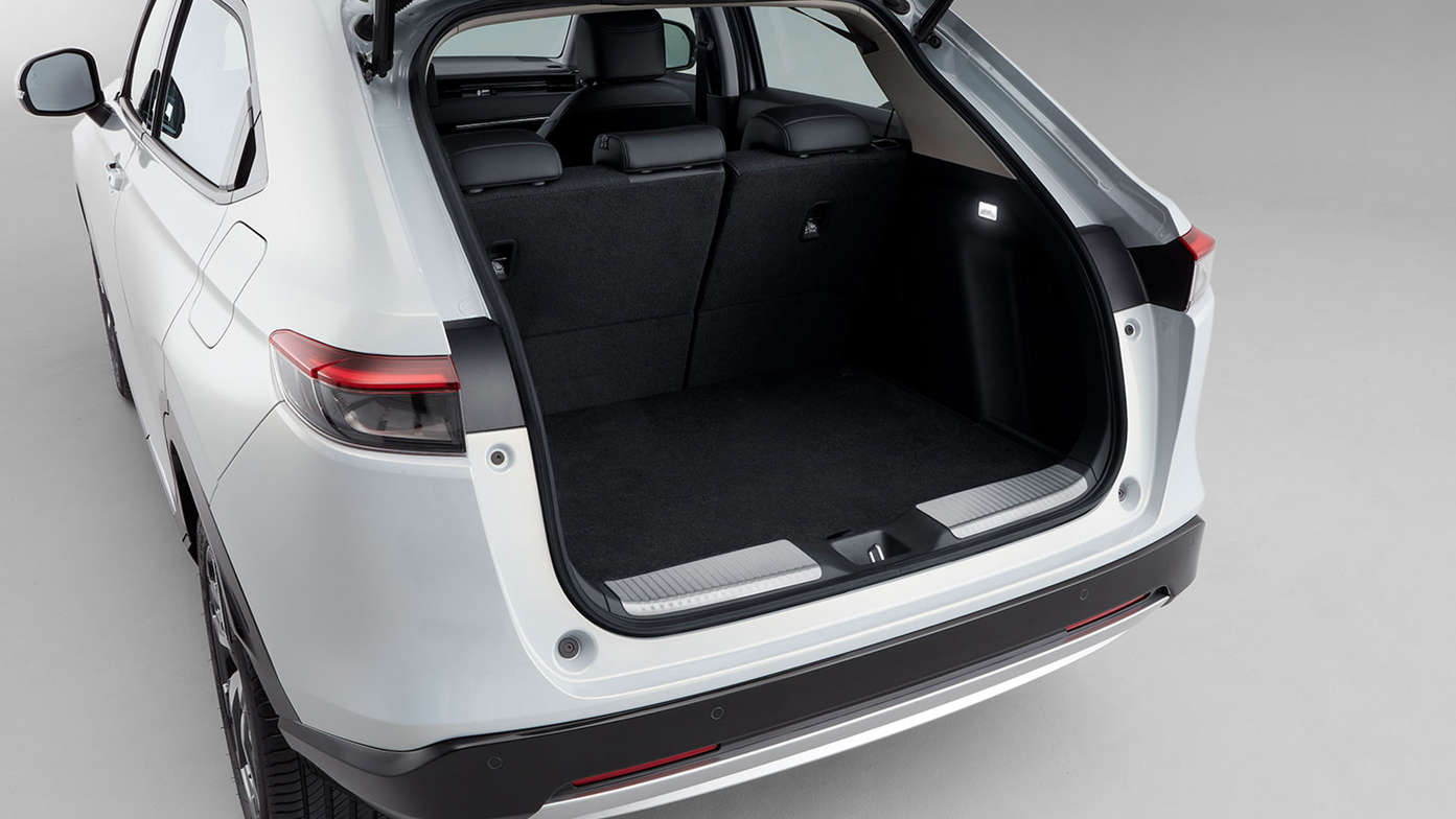 Honda HR-V Hybrid z elementami dekoracyjnymi progu bagażnika