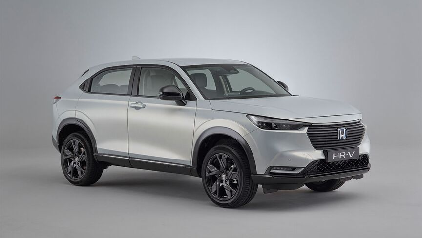 Widok z przodu z boku na Hondę HR-V Hybrid z pakietem Obscura Black