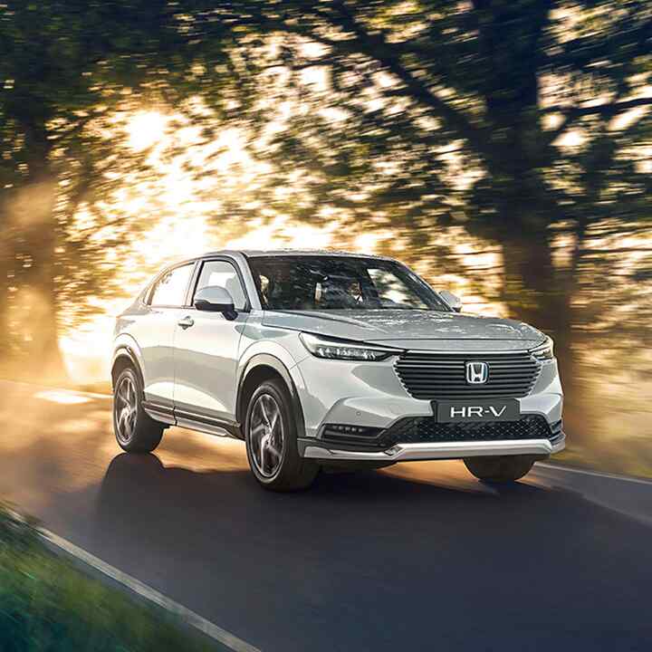 Widok z tyłu z boku na Hondę CR-V z Pakietem Sportowym