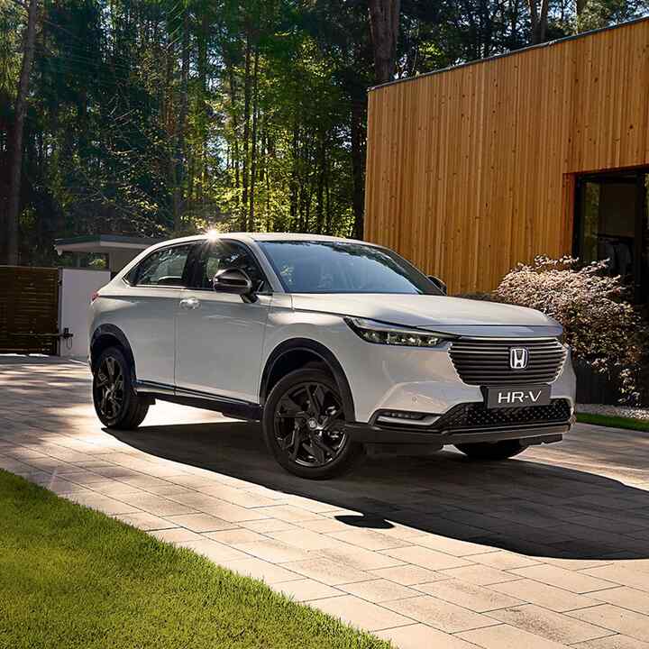 Widok z przodu z boku na jadącą Hondę HR-V Hybrid