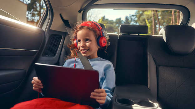 Dziecko podróżujące hybrydą HR-V połączone z hotspotem Wi-Fi