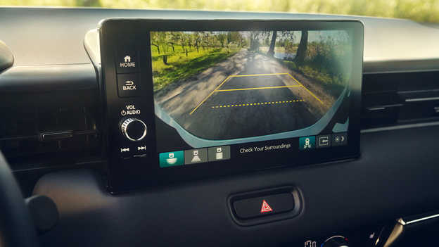 Szerokokątny obraz obszaru bezpośrednio za samochodem z kamery cofania wyświetlany na 9-calowym ekranie
