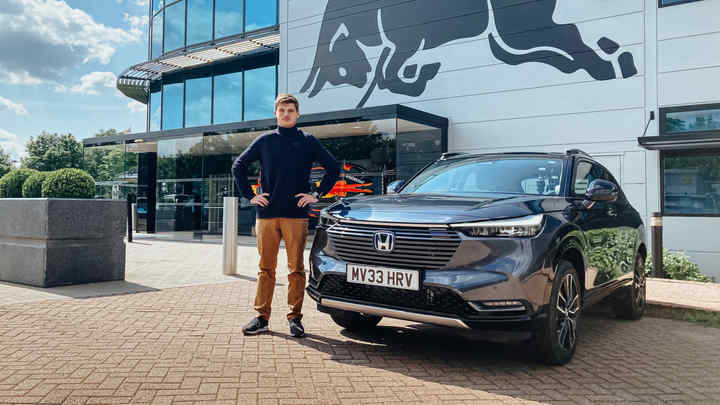 Max Verstappen stojący obok Hondy HR-V