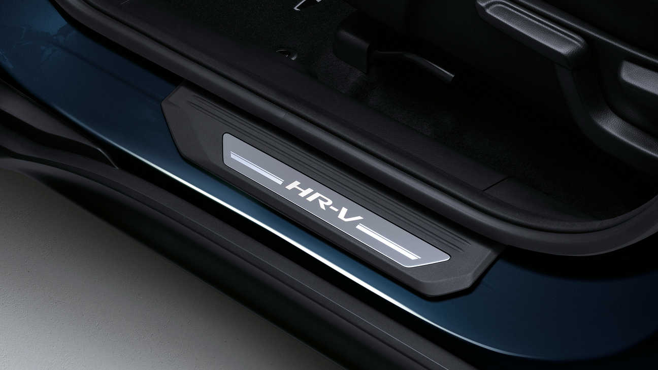 Honda HR-V – zbliżenie przedstawiające nakładki na progi drzwi.