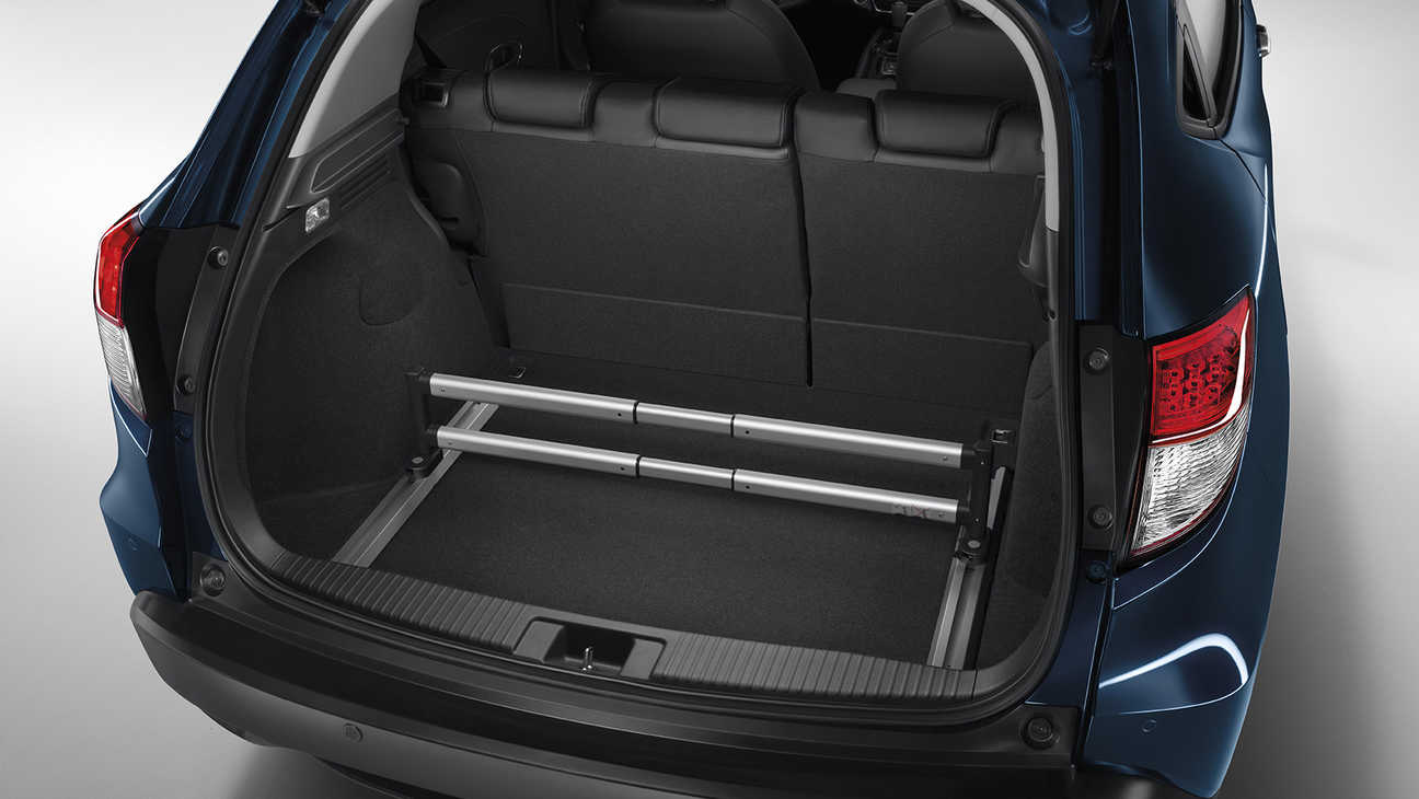 Honda HR-V Black Edition – zbliżenie przedstawiające organizer przestrzeni bagażowej.