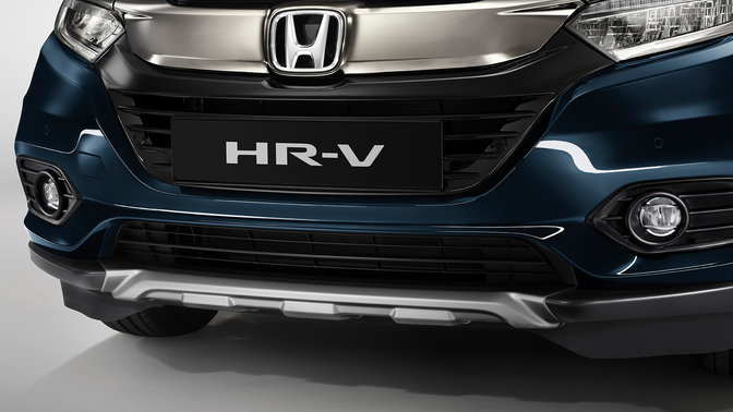 Widok Hondy HR-V z przodu.