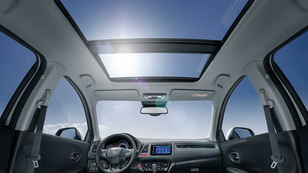Honda CR-V – widok przedstawiający wnętrze i oświetlenie.