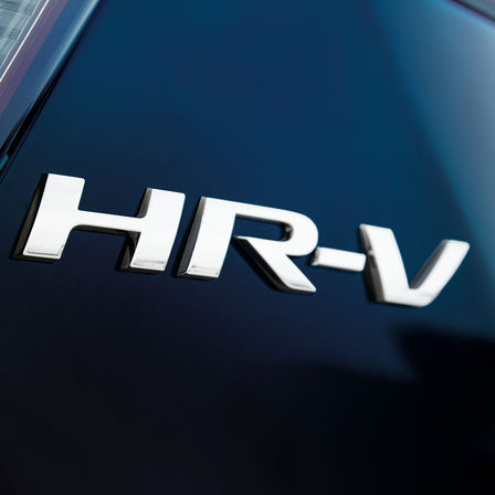 Zbliżenie na logo Hondy HR-V.