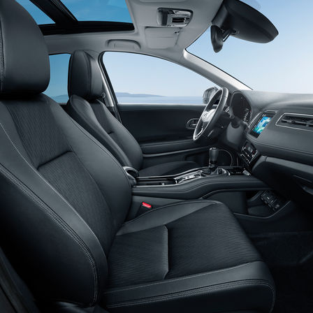 Honda HR-V - widok przedstawiający fotele i deskę rozdzielczą z profilu.
