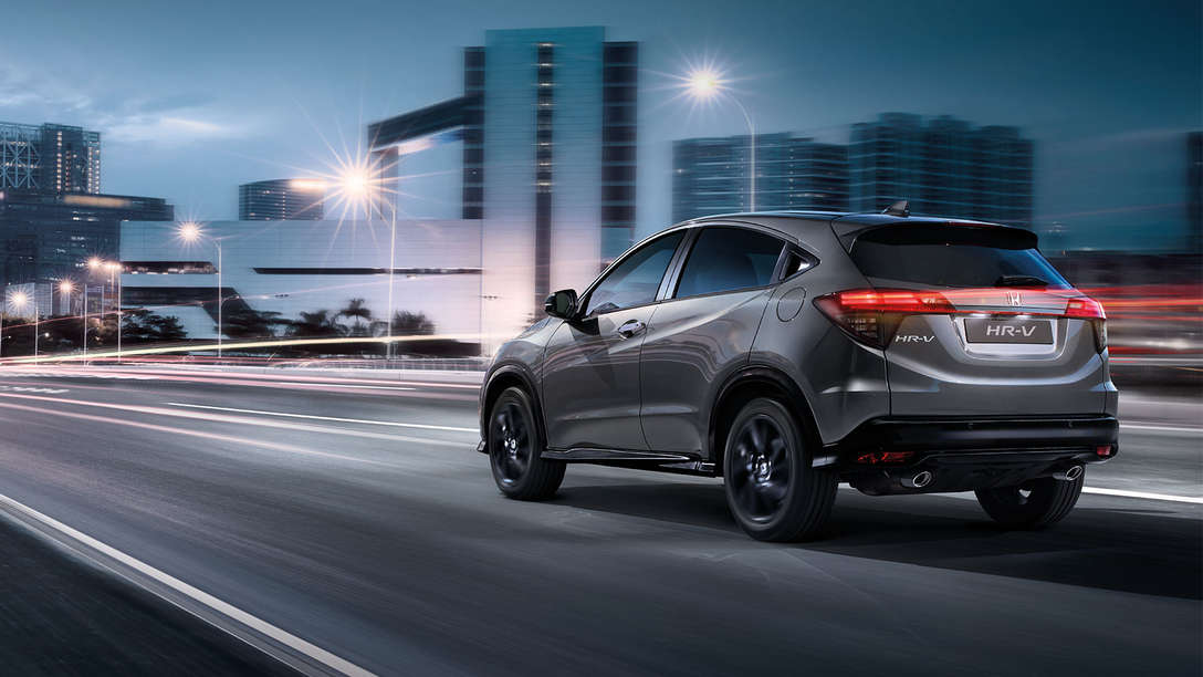 Widok z tyłu Hondy HR-V Sport w mieście.
